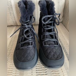 Women’s Skechers memory foam winter boots, Size 8.5